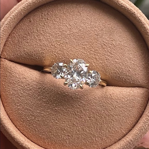 VRAI 3 stone engagement ring. - Picture 6 of 6